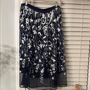 Susan Graver skirt- navy/ white
Lined embroidered